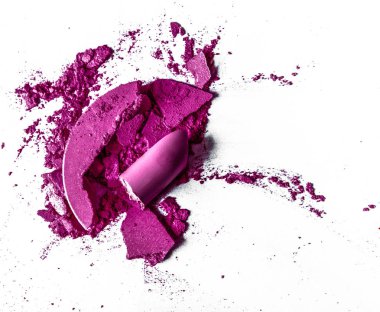 Beyaz arka plan müziği üzerinde yalıtılmış ezilmiş göz farı, ruj ve toz