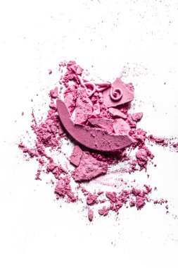 Beyaz arka plan müziği üzerinde yalıtılmış ezilmiş göz farı, ruj ve toz