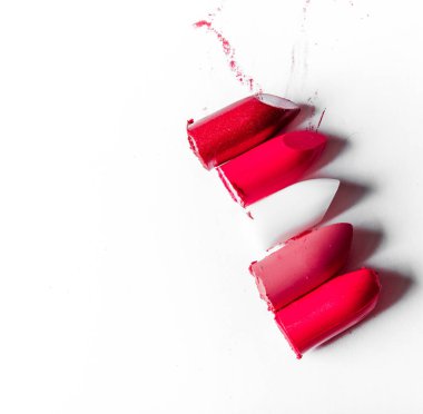 Beyaz arka planda yalıtılmış kesilmiş ruj yakın çekim