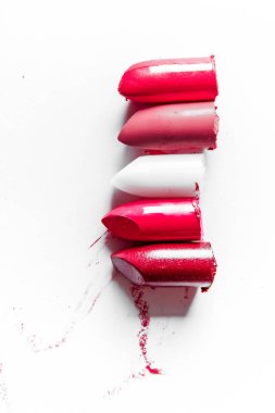 Beyaz arka planda yalıtılmış kesilmiş ruj yakın çekim