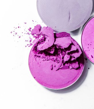 Beyaz arka planda izole edilmiş göz farı ve ruj