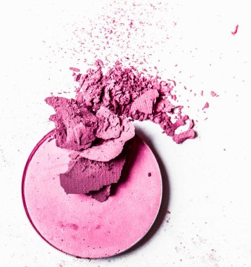 Beyaz arka planda yalıtılmış ezilmiş göz farı paleti yakın çekim