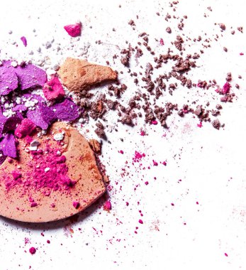 Beyaz üzerinde yalıtılmış ezilmiş göz farı paleti ve toz yakın çekim 