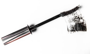 Siyah maskara fırça darbesi yakın çekim beyaz arka plan üzerinde izole