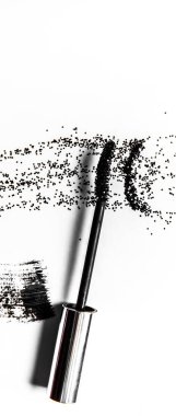 Siyah maskara fırça darbesi yakın çekim beyaz arka plan üzerinde izole