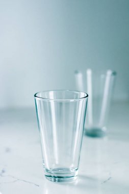 Mermer masada temiz boş gözlük