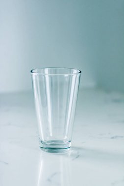 Mermer masada temiz boş cam