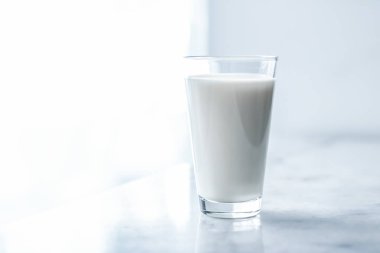 Dünya süt günü, mermer masada tam cam