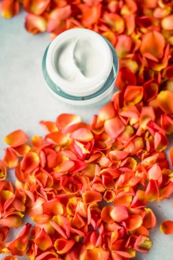 Mermer üzerinde güzellik yüz nemlendirici krem ve çiçek yaprakları, LuXu