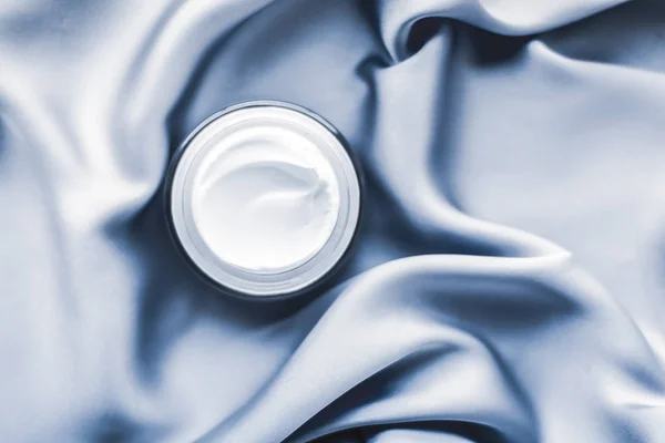 Skönhet Face Cream burk på en mjuk blå siden — Stockfoto