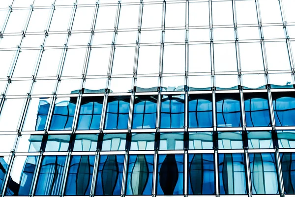 Edificio de oficinas contemporáneo en el distrito financiero, moderno urbano — Foto de Stock