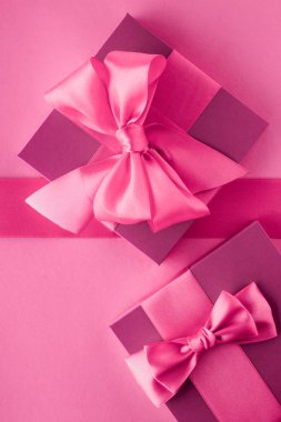 Pembe hediye kutuları, kadınsı tarzı yatık arka plan