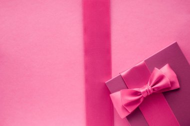 Pembe hediye kutuları, kadınsı tarzı yatık arka plan