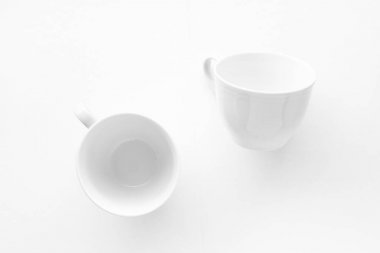 Beyaz arka plan üzerinde boş fincan ve tabak mockup, flatlay