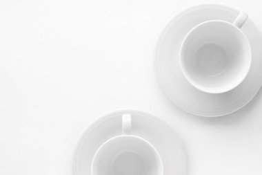 Beyaz arka plan üzerinde boş fincan ve tabak mockup, flatlay