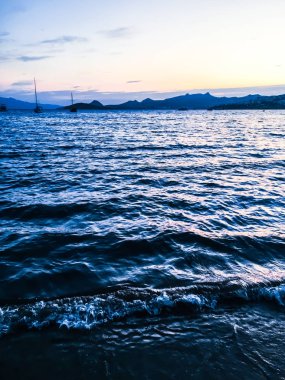 Sahilde günbatımı, güzel deniz manzaralı arka plan