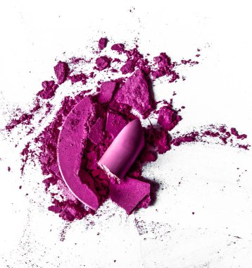 Beyaz arka plan müziği üzerinde yalıtılmış ezilmiş göz farı, ruj ve toz