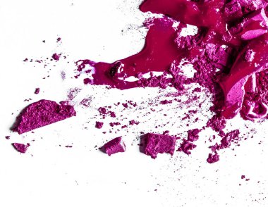 Beyaz arka plan müziği üzerinde yalıtılmış ezilmiş göz farı, ruj ve toz