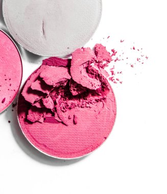 Beyaz arka planda izole edilmiş göz farı ve ruj