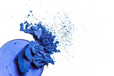 Beyaz arka planda yalıtılmış ezilmiş göz farı paleti yakın çekim