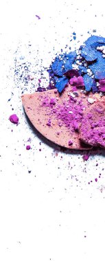 Beyaz üzerinde yalıtılmış ezilmiş göz farı paleti ve toz yakın çekim 