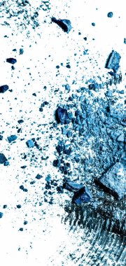 Grunge maskara fırça inme, ruj ve göz farı yakın çekim iso