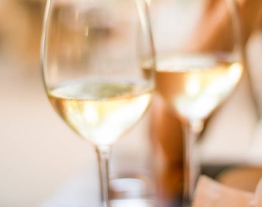 Paris'te bir restoranda Fransız beyaz şarap, seyahat deneyimi