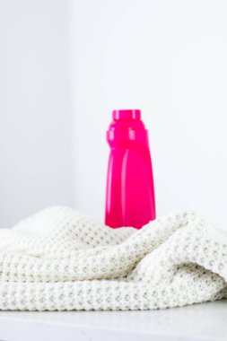 Sıcak örme giysiler ve sıvı çamaşır deterjanı