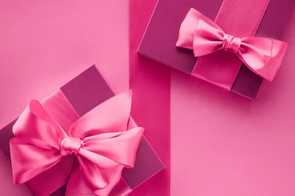 Cajas de regalo rosadas, fondo plano de estilo femenino — Foto de Stock