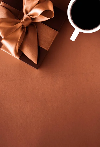 Kaffekopp och lyxig presentbox flatlay bakgrund — Stockfoto