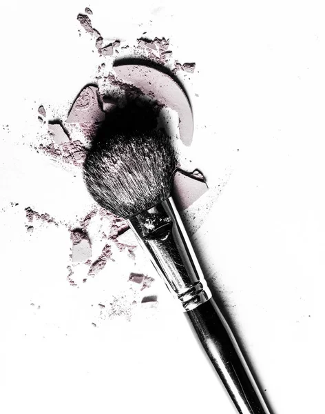 Brush with crushed eyeshadow and powder close-up isolated on whi — Stock Photo, Image