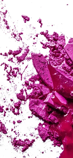 Beyaz arka plan müziği üzerinde yalıtılmış ezilmiş göz farı, ruj ve toz