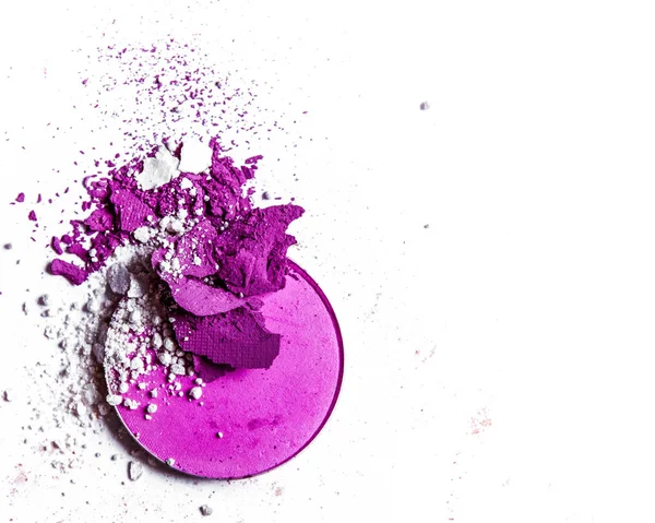 Beyaz arka planda yalıtılmış ezilmiş göz farı paleti yakın çekim