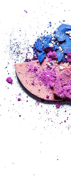 Beyaz üzerinde yalıtılmış ezilmiş göz farı paleti ve toz yakın çekim 