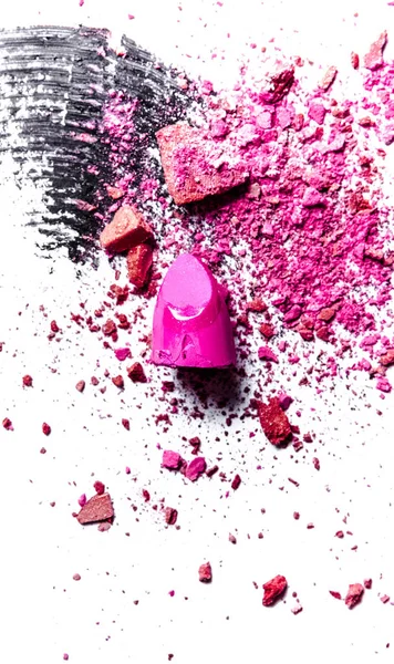 Grunge maskara fırça inme, ruj ve göz farı yakın çekim iso