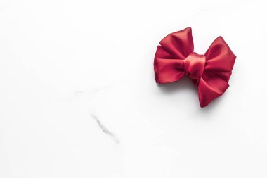 Mermer arka planda Bordo ipek şerit, yatık