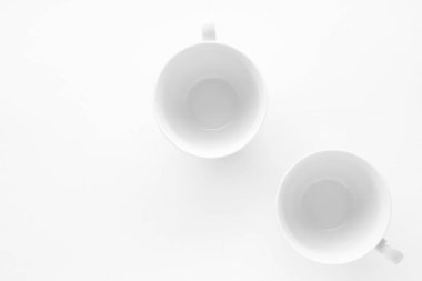 Beyaz arka plan üzerinde boş fincan ve tabak mockup, flatlay