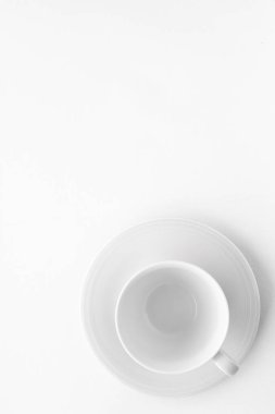 Beyaz arka plan üzerinde boş fincan ve tabak mockup, flatlay