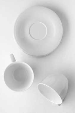 Beyaz arka plan üzerinde boş fincan ve tabak mockup, flatlay