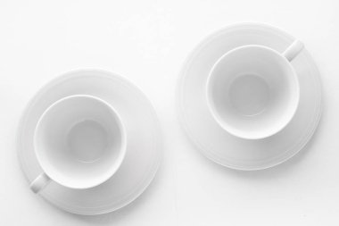Beyaz arka plan üzerinde boş fincan ve tabak mockup, flatlay