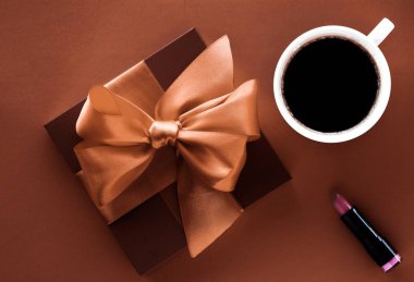 Kahve bardağı ve lüks hediye kutusu yatık arka plan