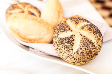 Restoranda ekmek sepeti, taze pişmiş yemek