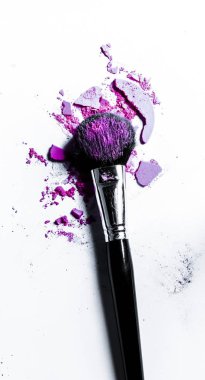 Whi'de izole edilmiş ezilmiş göz farı ve toz yakın çekim ile fırça