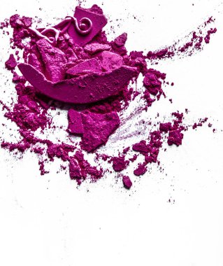 Beyaz arka plan müziği üzerinde yalıtılmış ezilmiş göz farı, ruj ve toz