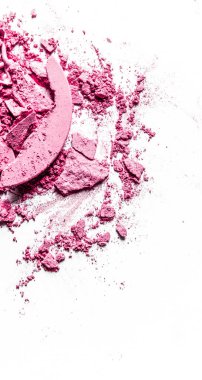 Beyaz arka plan müziği üzerinde yalıtılmış ezilmiş göz farı, ruj ve toz