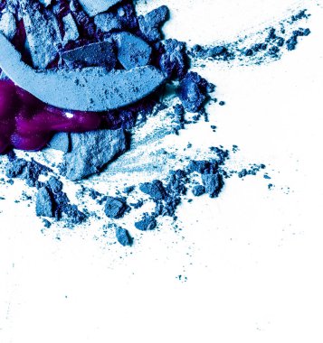 Beyaz arka plan müziği üzerinde yalıtılmış ezilmiş göz farı, ruj ve toz