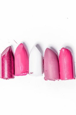 Beyaz arka planda yalıtılmış kesilmiş ruj yakın çekim