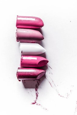 Beyaz arka planda yalıtılmış kesilmiş ruj yakın çekim