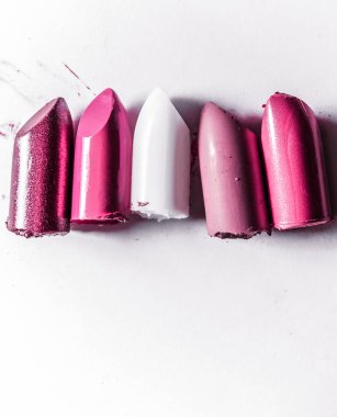 Beyaz arka planda yalıtılmış kesilmiş ruj yakın çekim