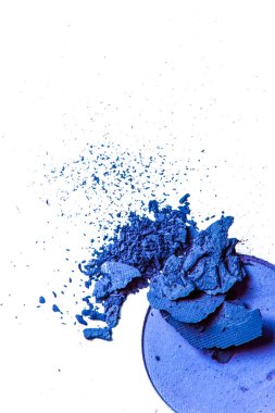 Beyaz arka planda yalıtılmış ezilmiş göz farı paleti yakın çekim